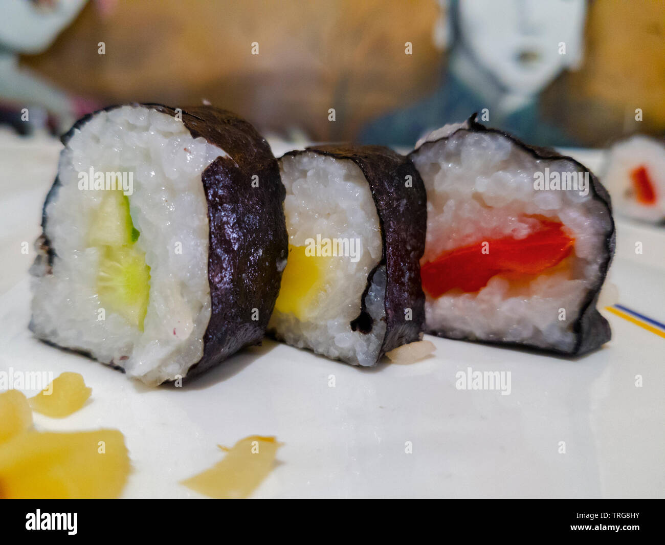 Sushi preparato su piastre bianche Foto Stock
