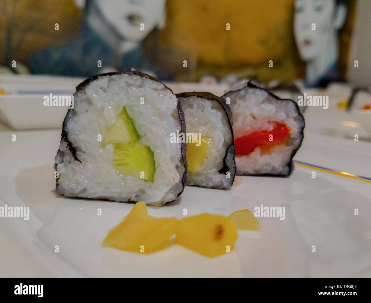 Sushi preparato su piastre bianche Foto Stock