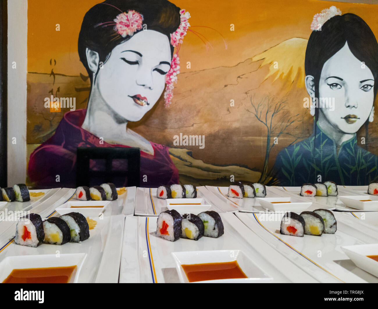 Sushi preparato su piastre bianche Foto Stock