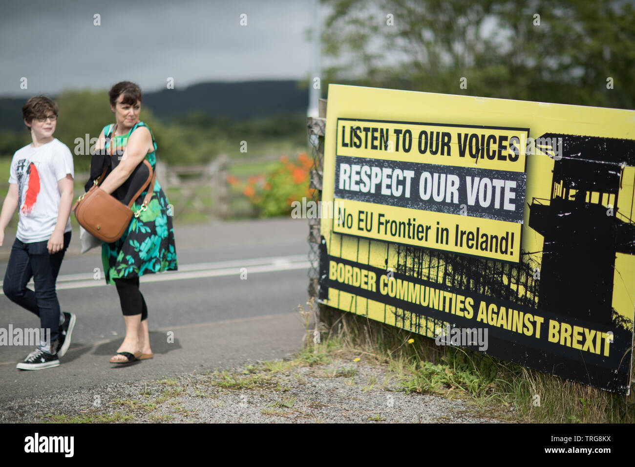 Attraversamento delle frontiere oltre il Fiume Belcoo, Co Cavan, Irlanda Foto Stock