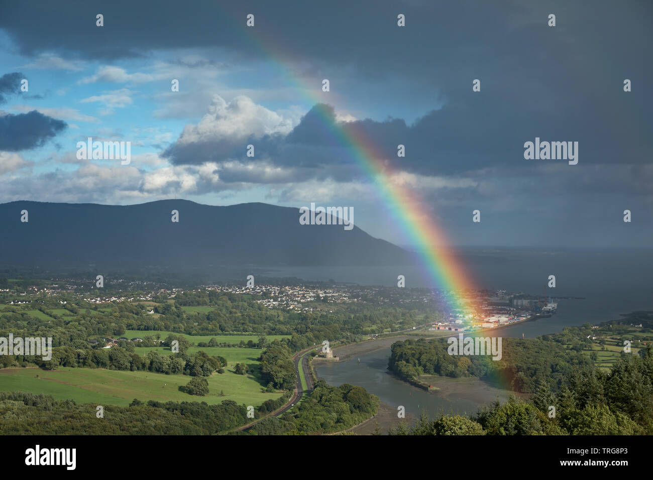 Rainbow oltre il Fiume Newry (che segna l'Eire/UK Border) e Warrenpoint da Flagstaff, Co Down, Irlanda del Nord, Regno Unito Foto Stock