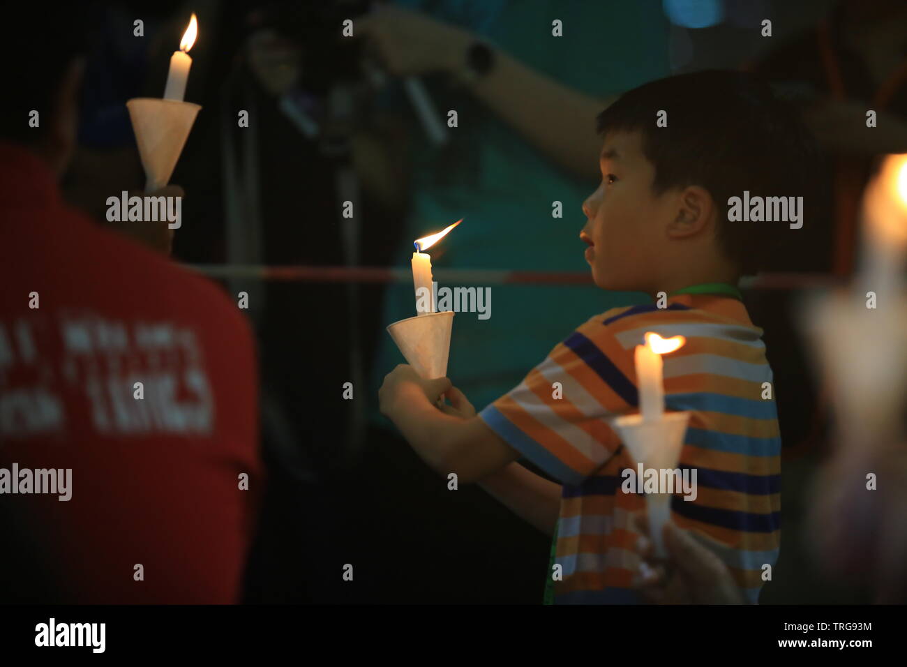 Hong Kong, 4 Giugno 2019: persone si uniscono i memoriali trentesimo anniversario di piazza Tiananmen proteste del 1989 in Victoria Park Foto Stock