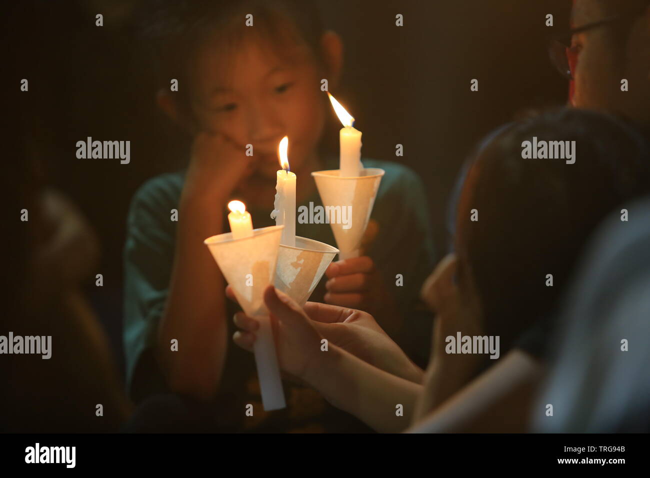 Persone si uniscono i memoriali per la piazza Tiananmen proteste di 1989 al Victoria Park il 4 giugno 2014. Foto Stock