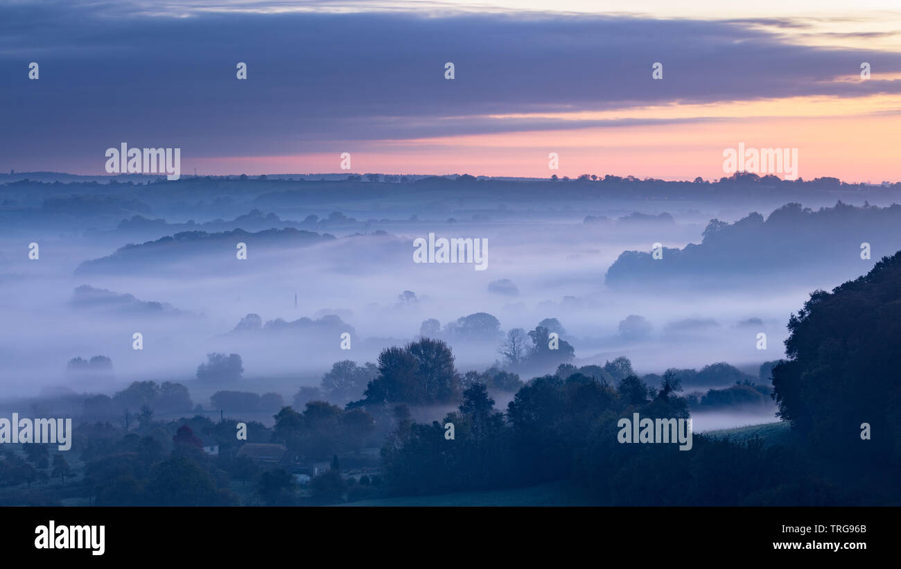 Una nebbiosa Alba autunnale su Compton Pauncefoot dal Castello di Cadbury, South Somerset, Inghilterra. Foto Stock