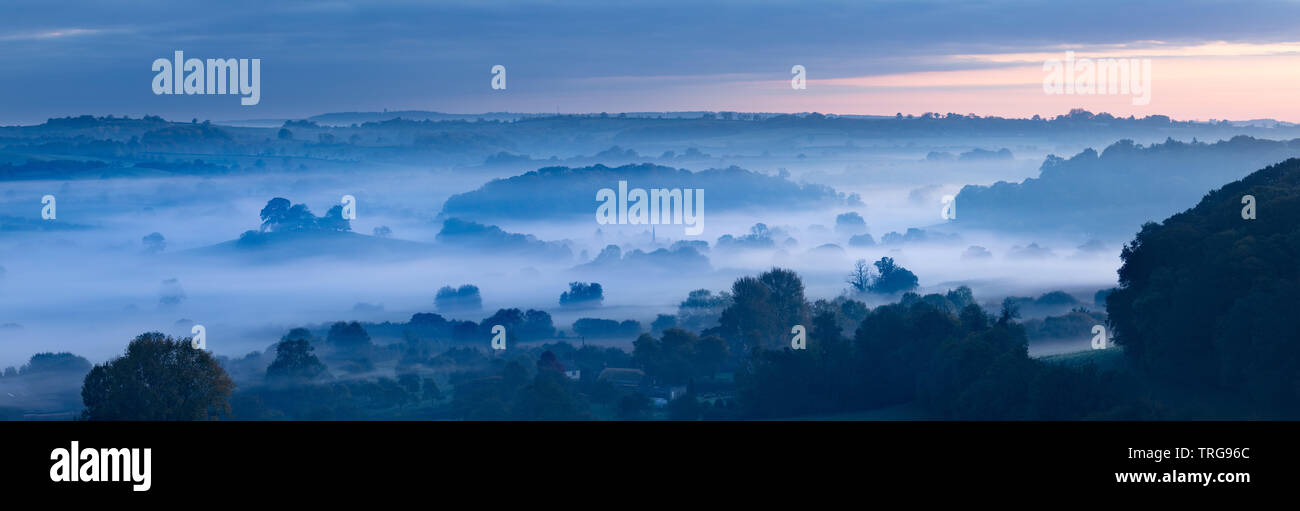 Una nebbiosa Alba autunnale su Compton Pauncefoot dal Castello di Cadbury, South Somerset, Inghilterra. Foto Stock