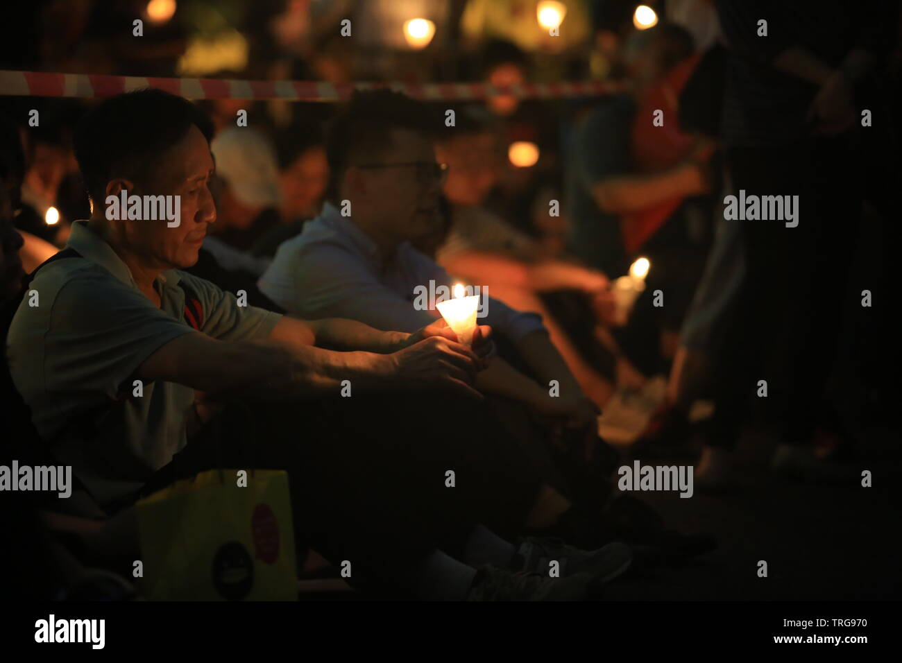 Hong Kong, 4 Giugno 2019: persone si uniscono i memoriali trentesimo anniversario di piazza Tiananmen proteste del 1989 in Victoria Park Foto Stock