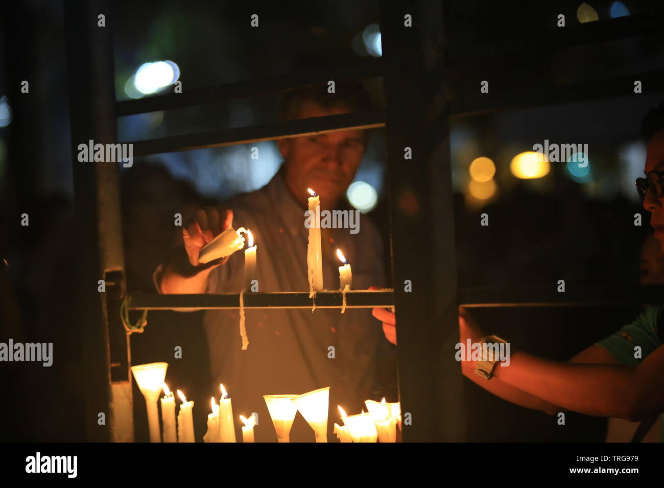 Hong Kong, 4 Giugno 2019: persone si uniscono i memoriali trentesimo anniversario di piazza Tiananmen proteste del 1989 in Victoria Park Foto Stock