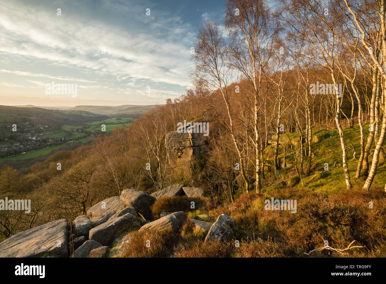 Luce della Sera a molla sul bordo Froggatt e Derwent Valley, il Parco Nazionale di Peak District, Derbyshire, Inghilterra Foto Stock