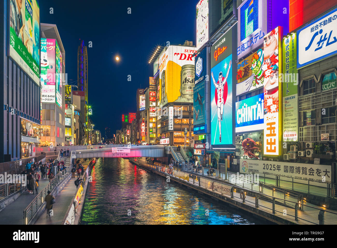 Osaka, Giappone - 21 Novembre 2018: vista notturna di dotonbori, una principali destinazioni turistiche in Osaka lungo il canale Dotonbori da Dotonboribashi BRI Foto Stock