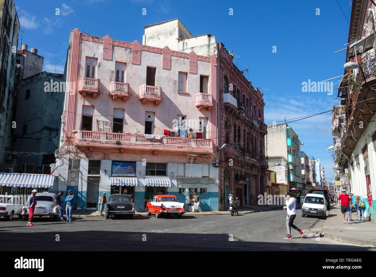 L'Avana, Cuba - 30 Gennaio 2018: tipico quartiere con un colore rosa e anteriore vetture retrò Foto Stock