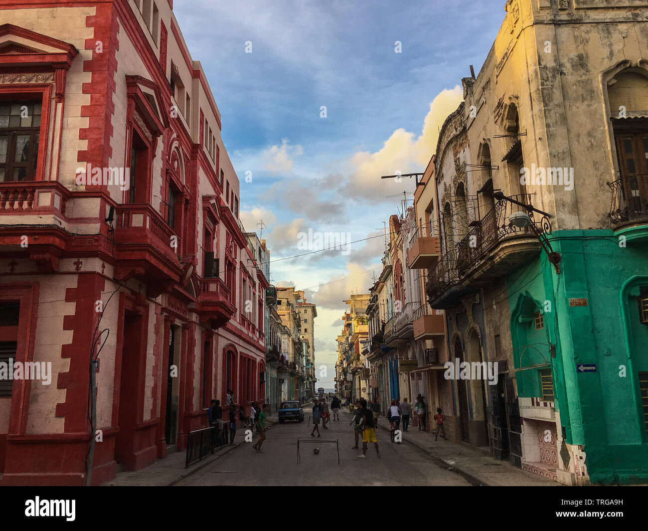 L'Avana, Cuba - 31 Gennaio 2018: ragazzi che giocano a calcio per strada nel Centro Habana Foto Stock