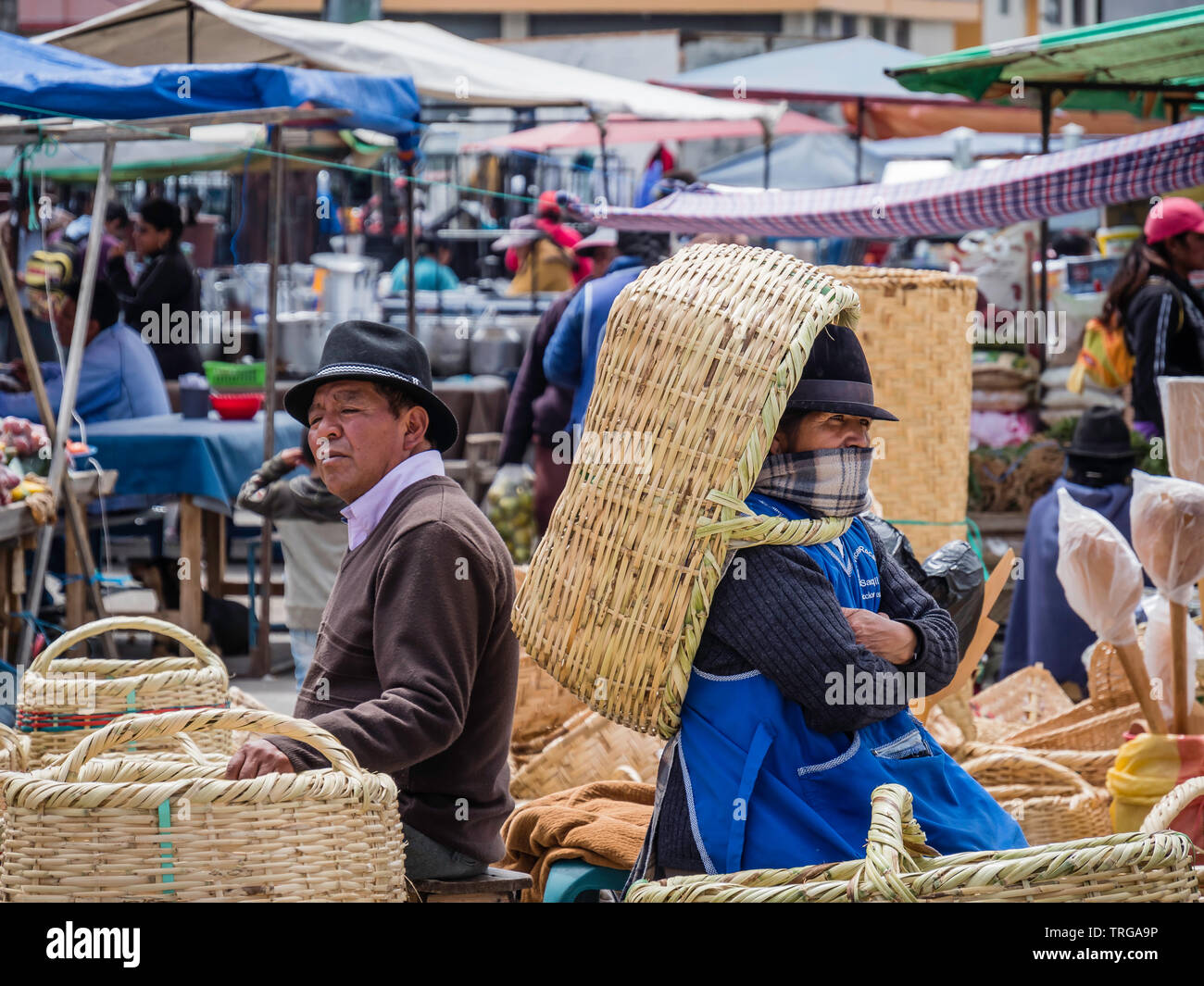 Saquisili, Ecuador - 2 Maggio 2019 - indigeni la vendita nel mercato di Saquisili nella regione di Cotopaxi dell Ecuador, Sud America Foto Stock