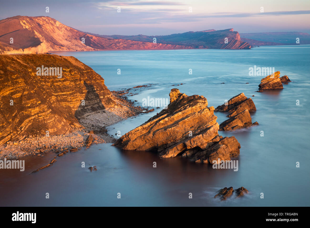 Worbarrow Bay da Mupe Bay al crepuscolo, Jurassic Coast, Inghilterra Foto Stock