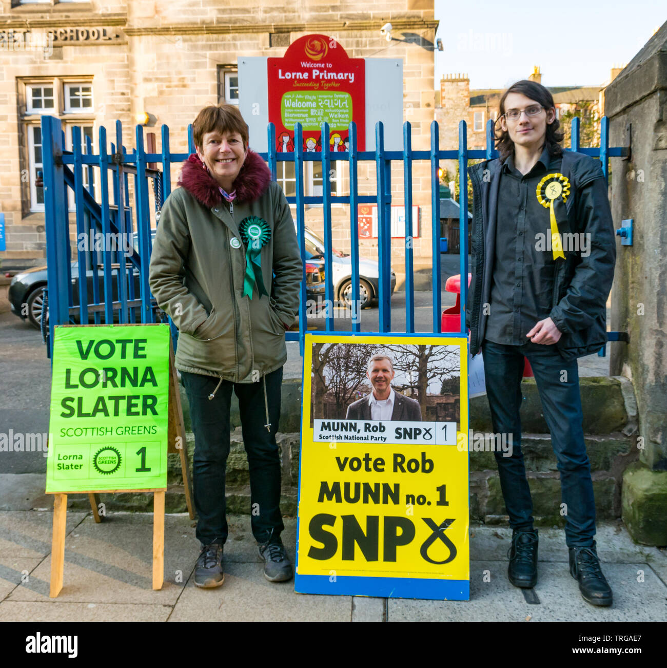 Lorne Scuola Primaria posto di polling a Leith Walk Consiglio By-Election, Edimburgo, Scozia, Regno Unito; SNP & scozzese attivisti verdi in attesa di salutare gli elettori Foto Stock