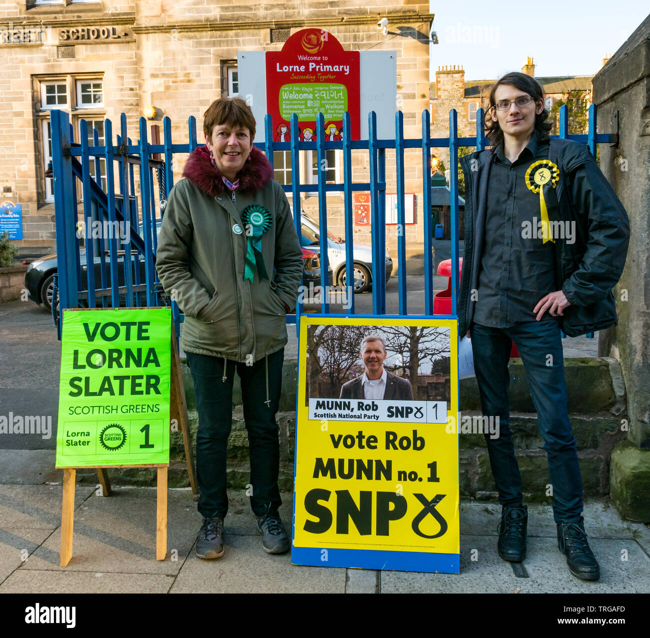 Lorne Scuola Primaria posto di polling a Leith Walk Consiglio By-Election, Edimburgo, Scozia, Regno Unito; SNP & scozzese attivisti verdi in attesa di salutare gli elettori Foto Stock