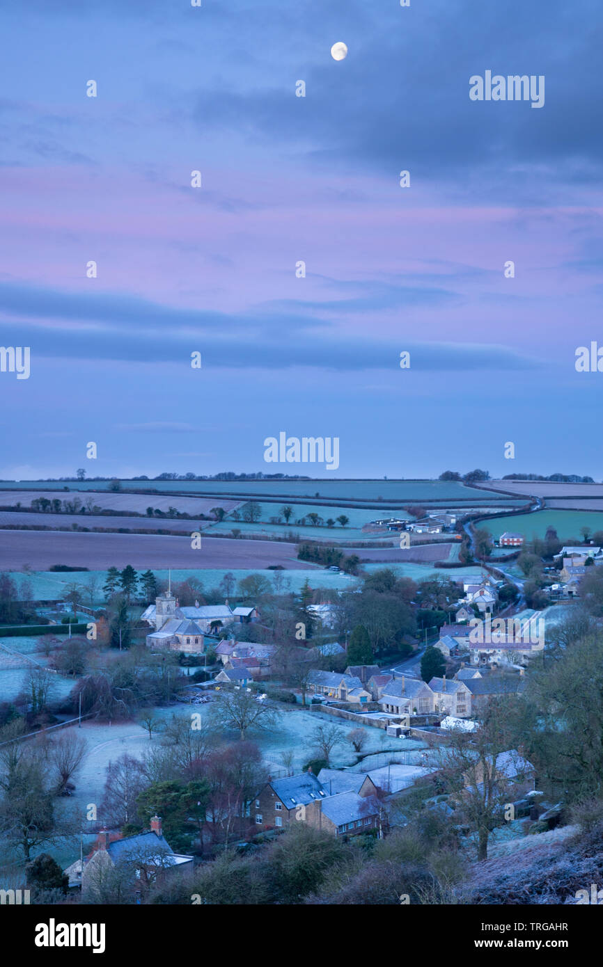 La calante gibbous moon over Poyntington su un gelido inverno mattina, Dorset, England, Regno Unito Foto Stock