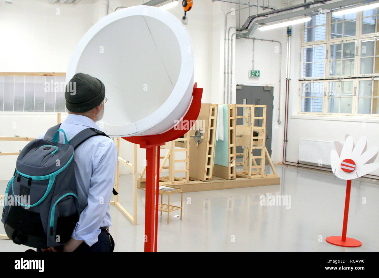 Glasgow, Scotland, Regno Unito 5 Giugno, 2019. Il corso di laurea annuale GSA Glasgow School of Art Show di laurea a stow college allegato è stato aperto al pubblico un servizio gratuito e hanno ammirato la mostra con alcuni degli artisti presenti. I membri del pubblico godetevi il presenta credito: Gerard Ferry/ Alamy Live News Foto Stock