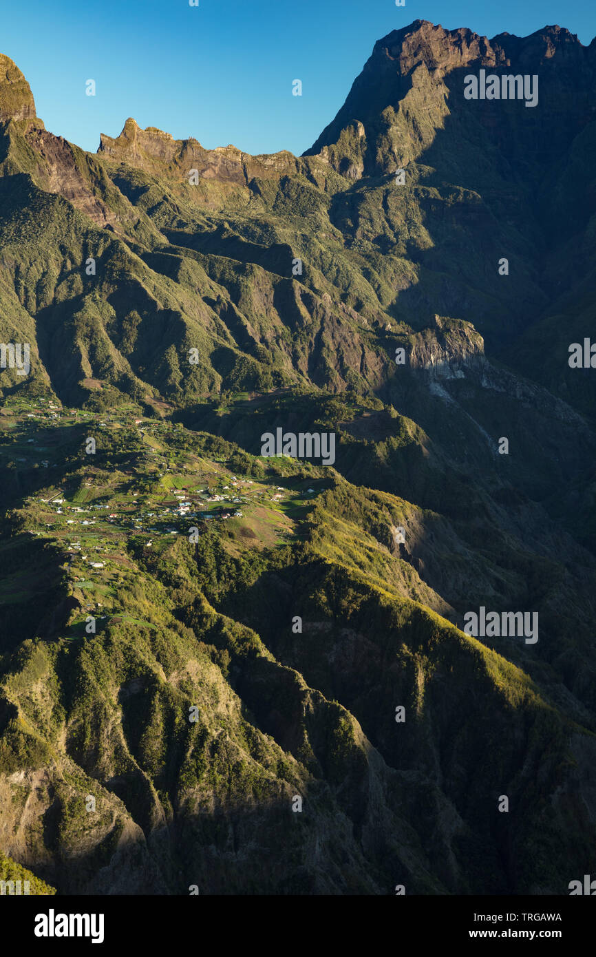 Prima luce su Ilet a Cordes, Cirque de Cilaos, Réunion Francia Foto Stock