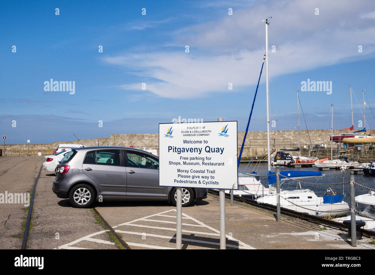 Parcheggio gratuito segno con auto parcheggiata da Harbour su Pitgaveny Quay, Lossiemouth, murene, Scozia, Regno Unito, Gran Bretagna Foto Stock