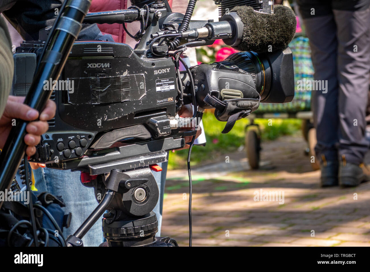 Hannover, Germania, maggio 12, 2019:Professional video delle telecamere di una stazione televisiva locale, vecchia macchina fotografica con usurati colore, compreso audio con sistema di Foto Stock
