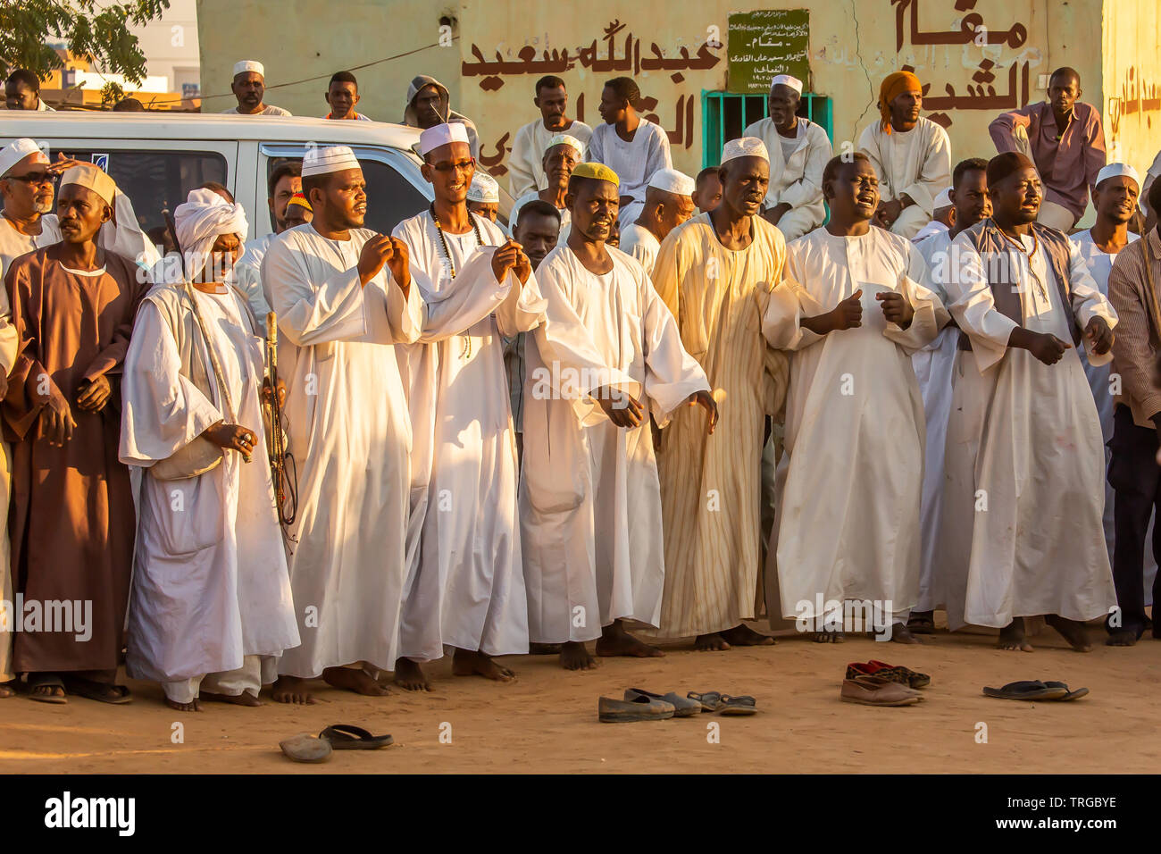 Nell'ora prima del tramonto sudanesi di un derviscio armato cerimonia in Omdurman con comunale canti devozionali Foto Stock