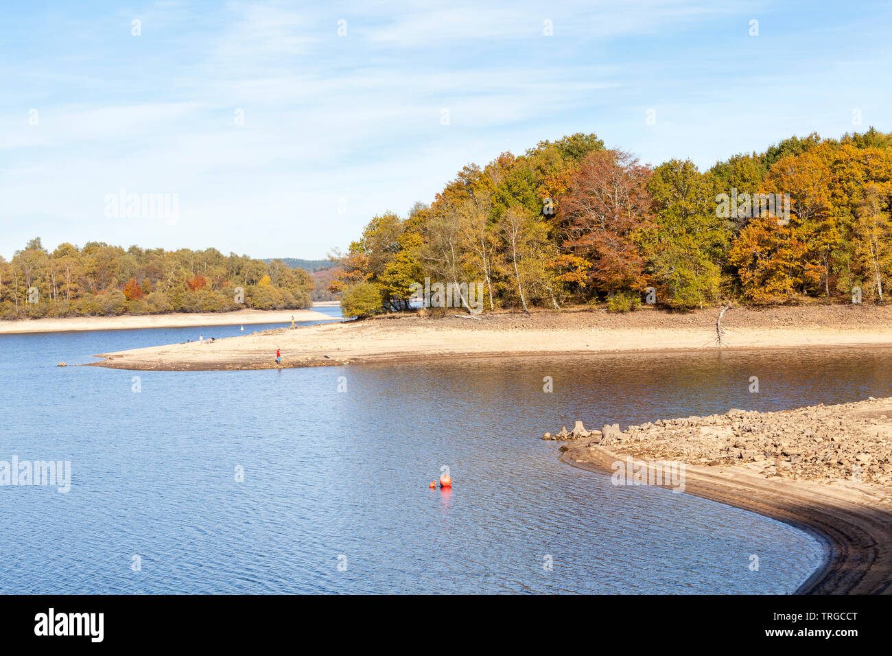 Lac de Vassiviere, Plateau de Millevaches, Creuse, Nouvelle-Aquitaine (Limousin) in autunno. Più grande lago artificiale in Francia per le centrali idroelettriche, turi Foto Stock