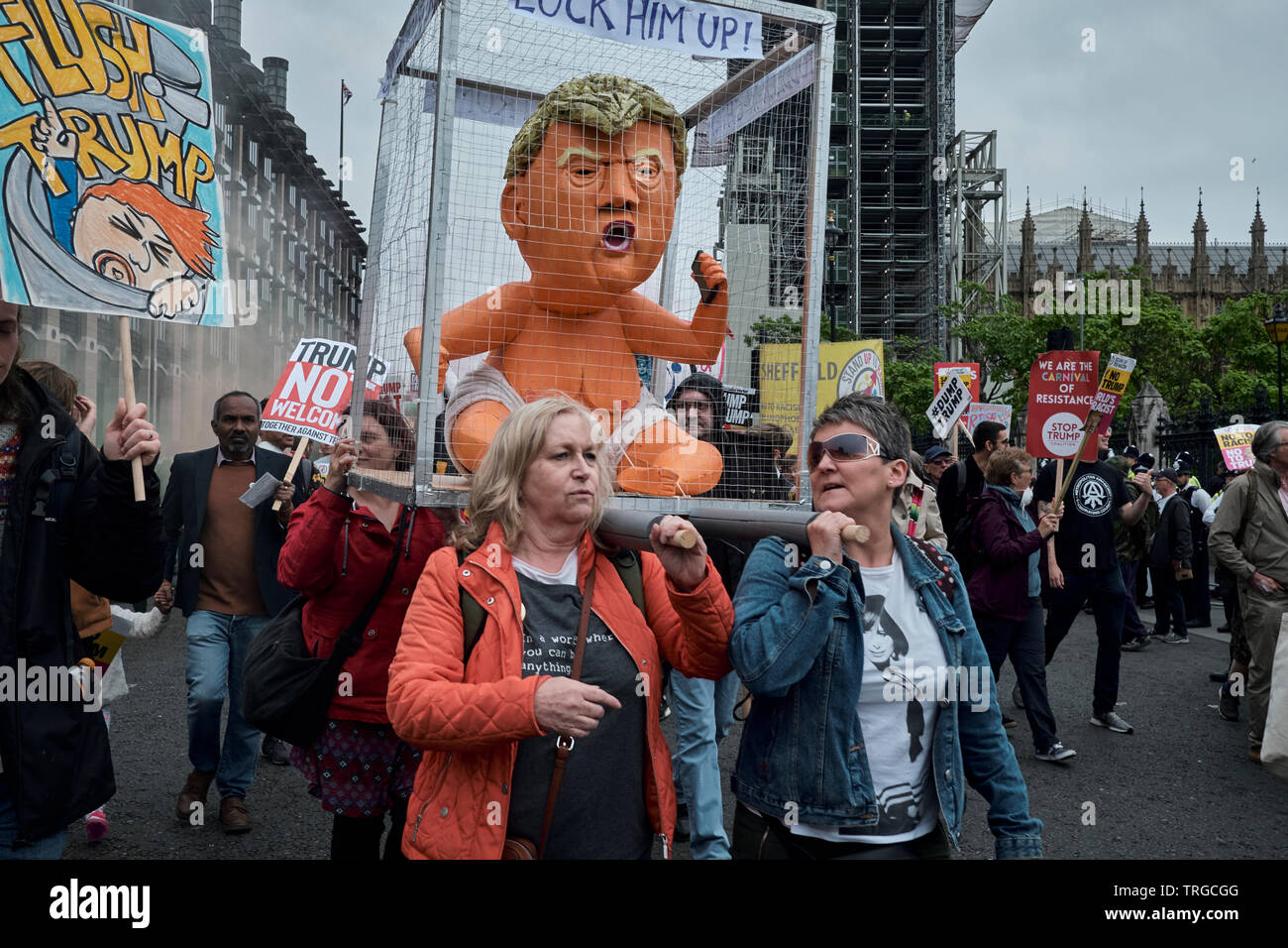 Il 4 giugno 2019. Anti Trump protesta. La piazza del Parlamento. I manifestanti che si oppongono all'attuale presidente americano stanno portando una gabbia trump 'baby'. Foto Stock