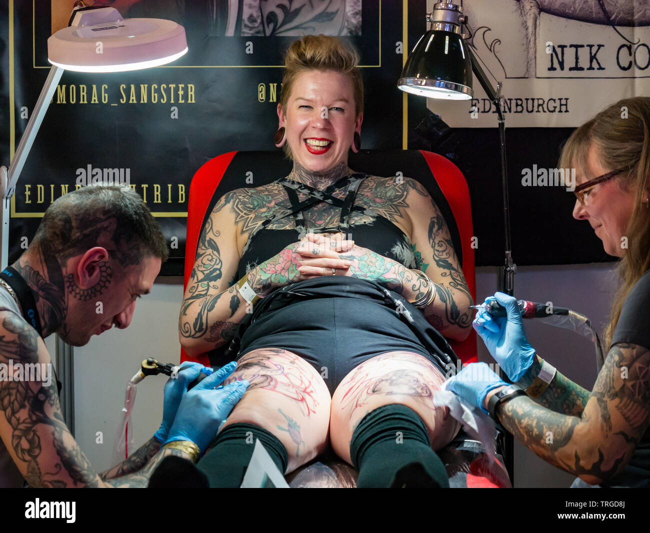 Corn Exchange, Edimburgo, Scozia, Regno Unito, 9° Scottish Tattoo Convention: gli appassionati e gli artisti del tatuaggio con il partecipante riceve un tatuaggio Foto Stock