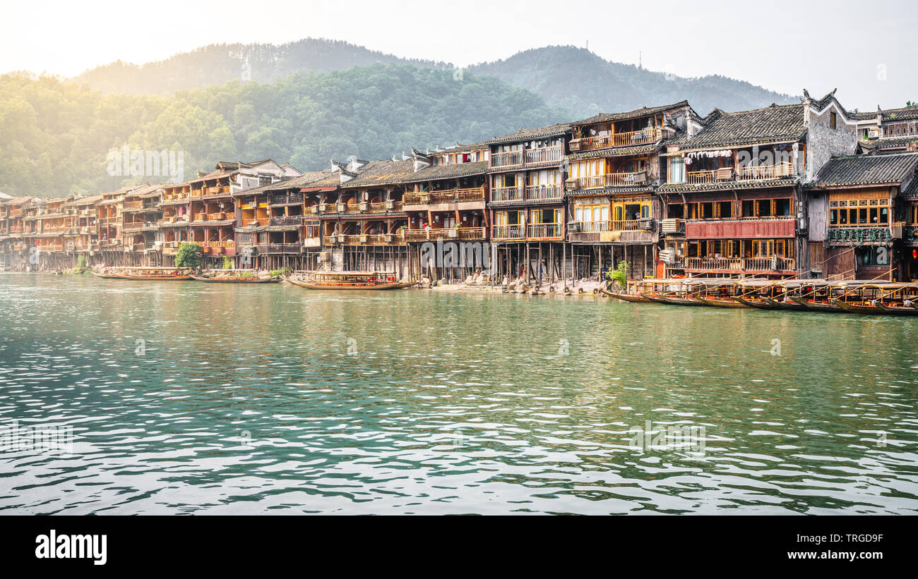 Vecchie case di cinesi su riverside in Fenghuang antica città in Cina Hunan Foto Stock
