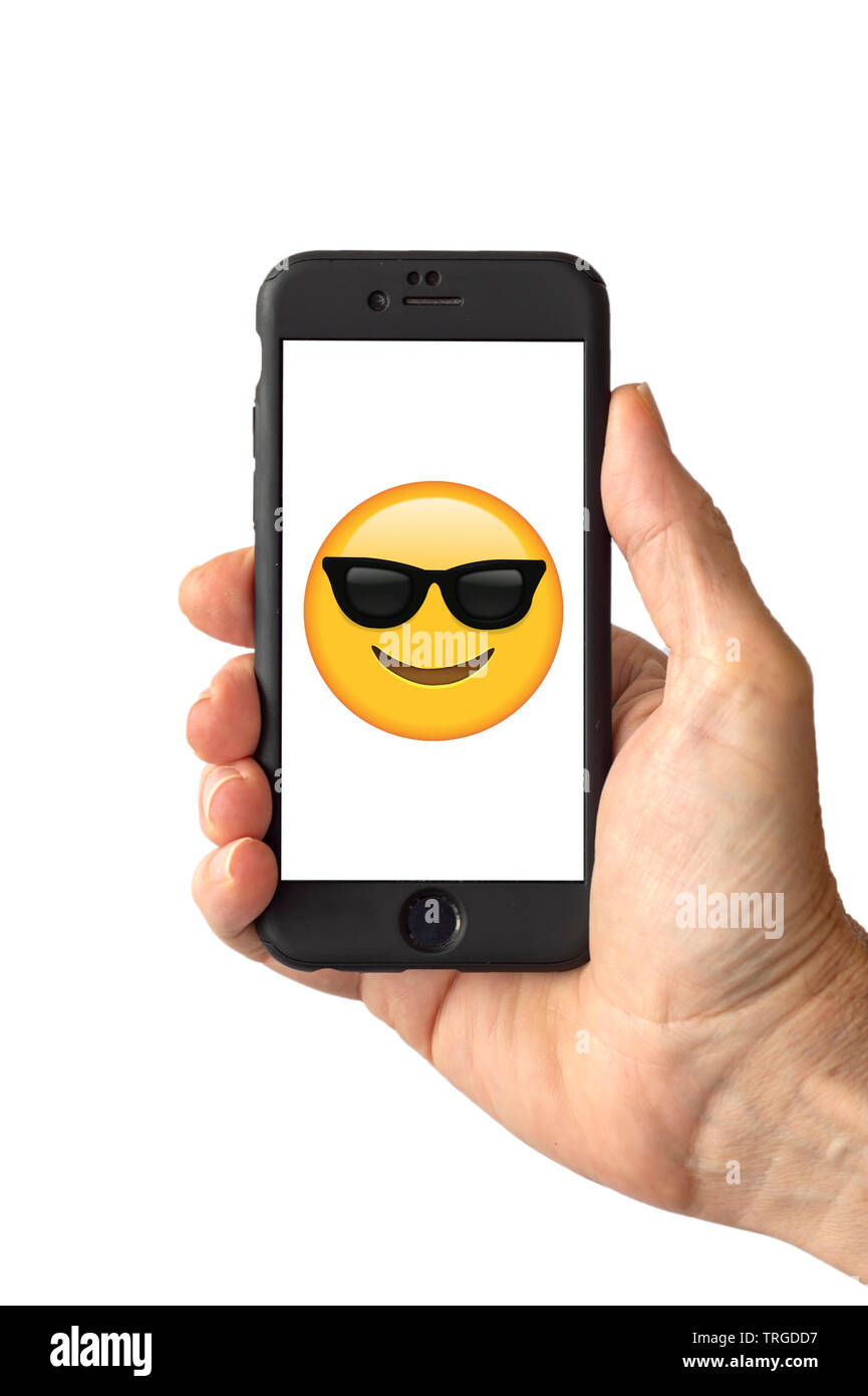 Occhiali da sole Smiley face gli Emoji su una schermata dello smartphone Foto Stock