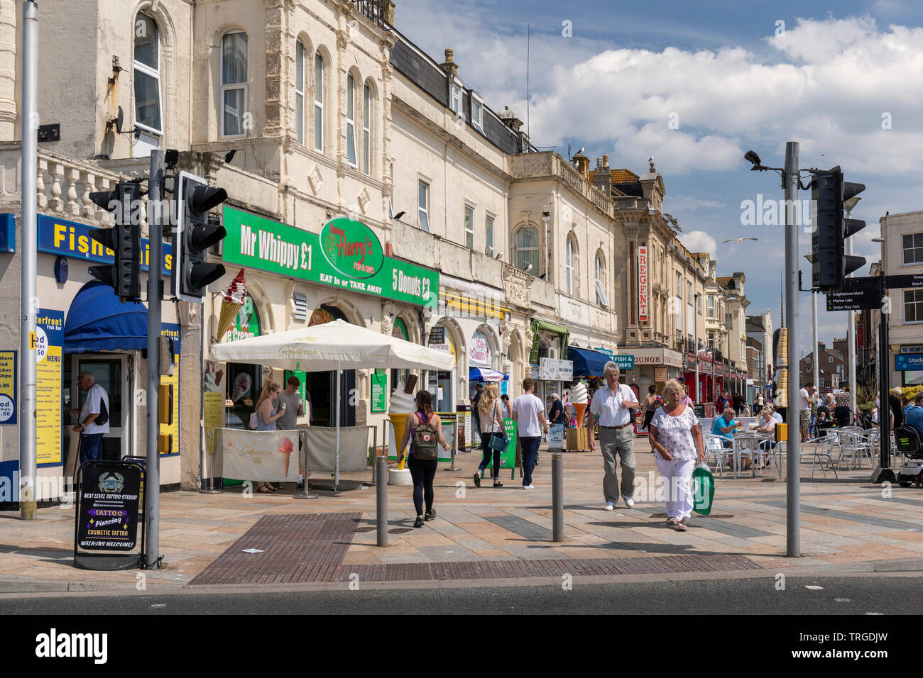 Turisti che godono il tempo a Weston Super Mare, Somerset del Nord, Inghilterra, Regno Unito Foto Stock