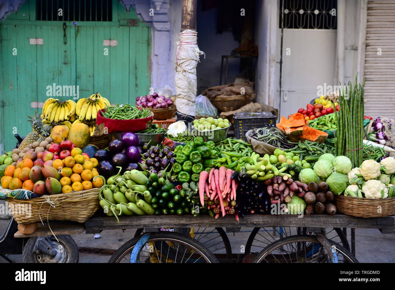 Indian street fornitore con frutta e verdura fresche lungo la strada, Udaipur, India Foto Stock