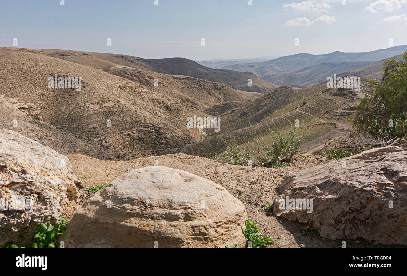Nof Street View si affaccia nahal tavya in arad in Israele guardando a sud-est che mostra la streambed e landforms del judaean montagne e il deserto Foto Stock