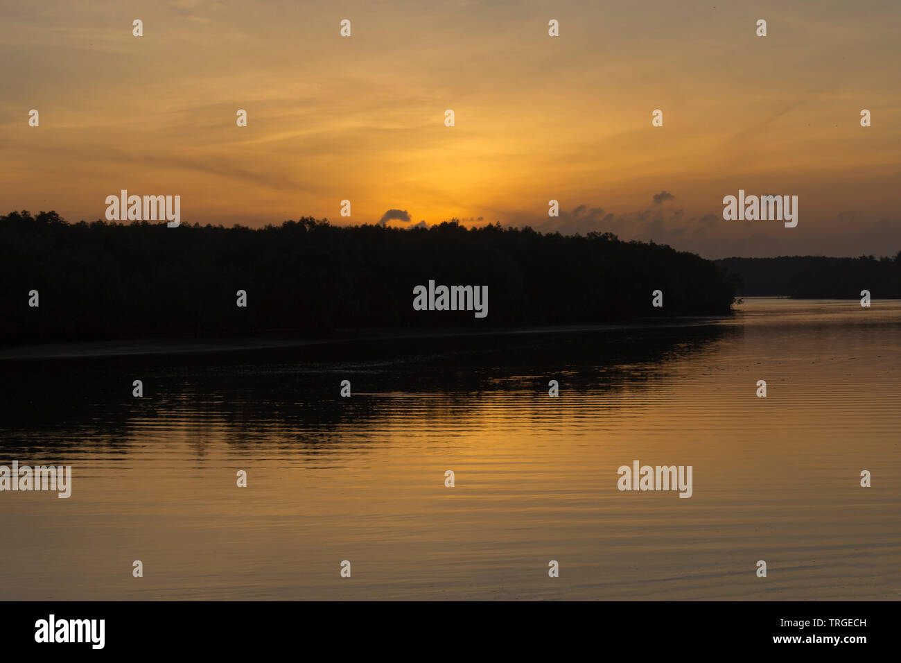 Sunrise a Krabi nel fiume Chao Fah Park, Krabi town, Provincia di Krabi, Thailandia Foto Stock