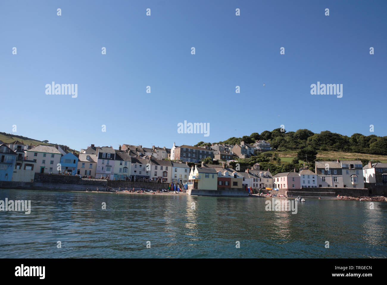 Il villaggio di Kingsand in Cawsand Bay off Plymouth Sound, Cornwall, Inghilterra, dal mare aperto: alta stagione Foto Stock