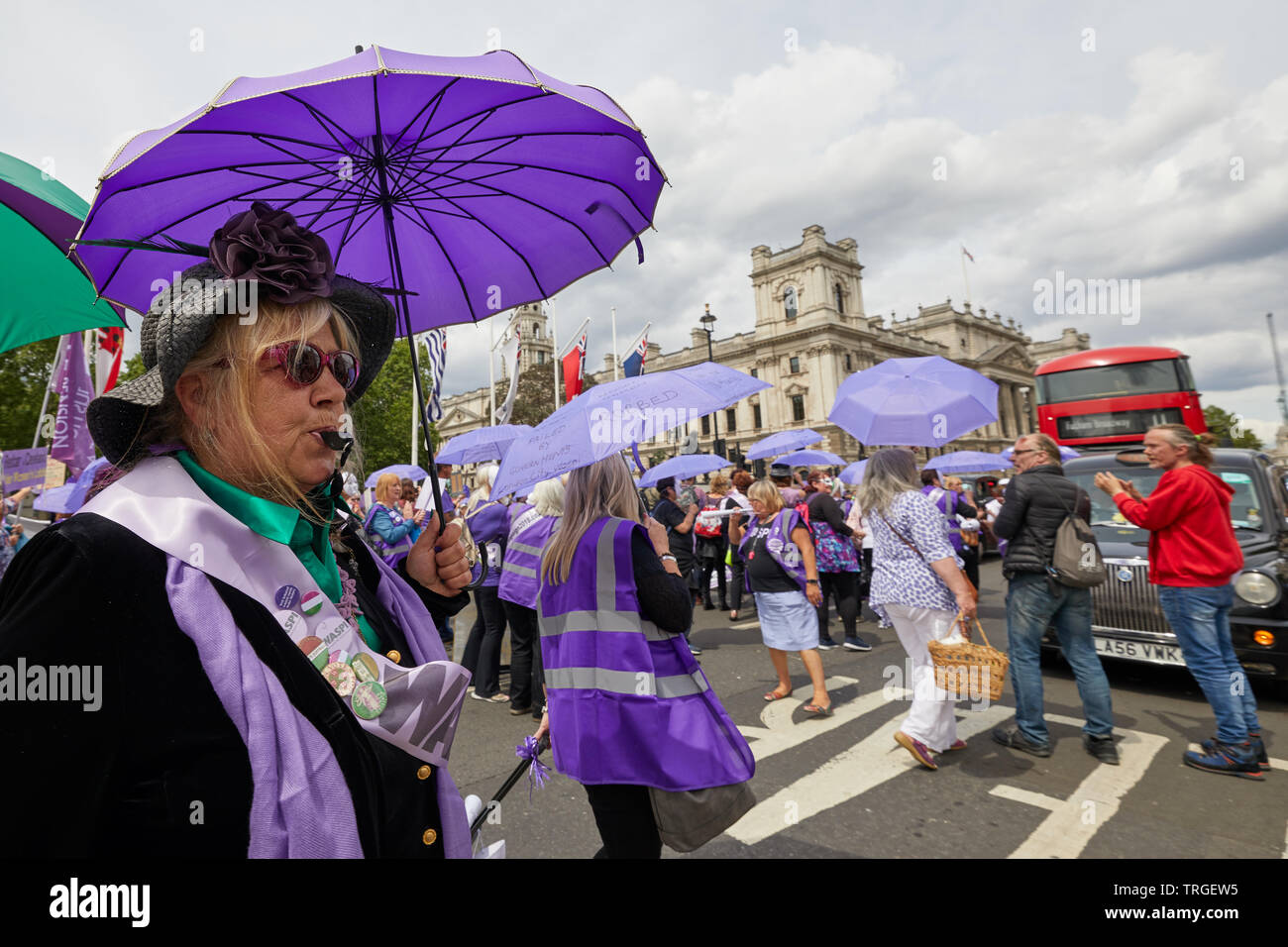 London, Regno Unito - 5 giugno, 2019: WASPI manifestanti, campagne di sensibilizzazione per le pensioni delle donne a partire dagli anni cinquanta ha dimostrato in piazza del Parlamento il giorno di un controllo giurisdizionale. Foto Stock
