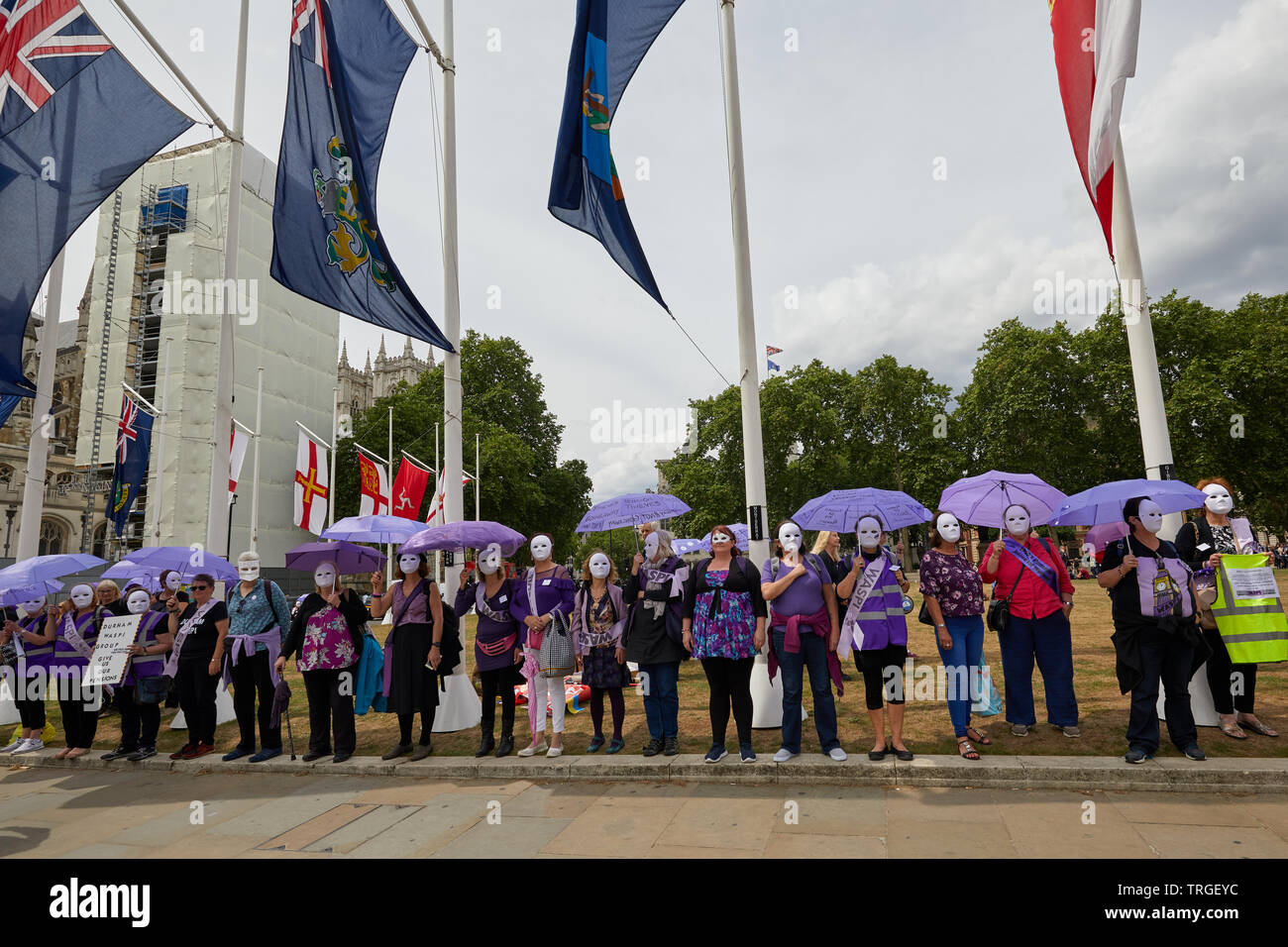 London, Regno Unito - 5 giugno, 2019: WASPI manifestanti, campagne di sensibilizzazione per le pensioni delle donne a partire dagli anni cinquanta ha dimostrato in piazza del Parlamento il giorno di un controllo giurisdizionale. Foto Stock