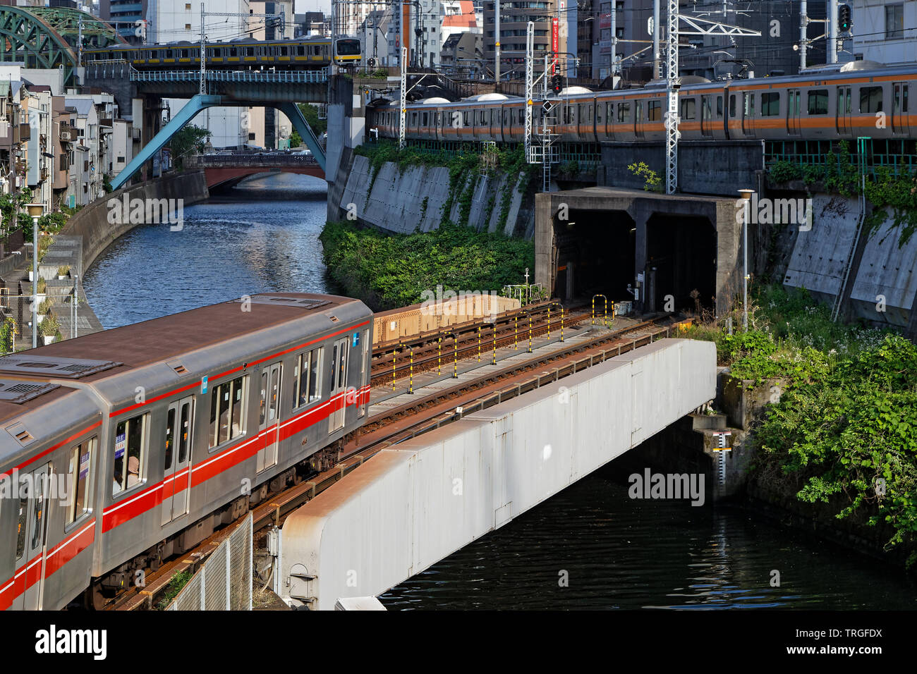 TOKYO, Giappone, 15 Maggio 2019 : Città treni che attraversa la regione di Akihabara. Le ferrovie sono i più importanti mezzi di trasporto passeggeri in J Foto Stock