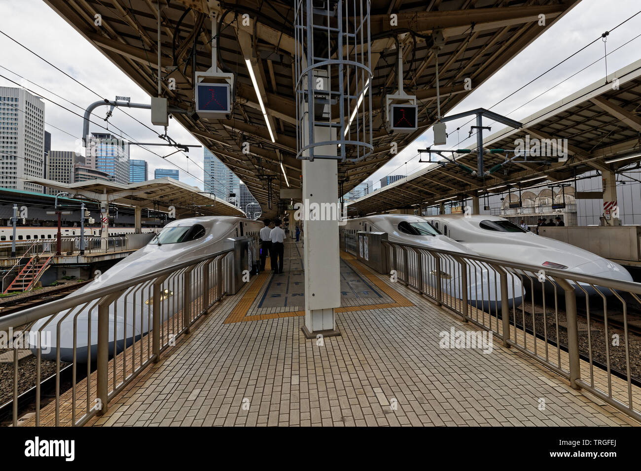 TOKYO, Giappone, 16 Maggio 2019 : Tre Shinkansen al Quay. Lo Shinkansen è una rete di linee ferroviarie ad alta velocità in Giappone, noto anche in lingua inglese come il toro Foto Stock