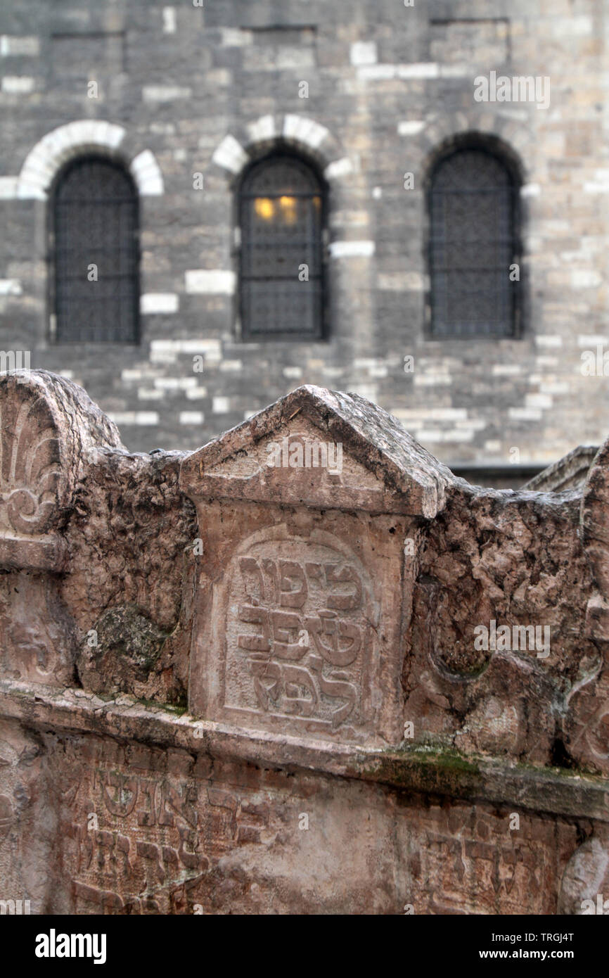 Iscrizioni sculptées juives sur une pierre tombale. Stèle. Cimetiere Juif. Praga. Repubblica ceca. Foto Stock