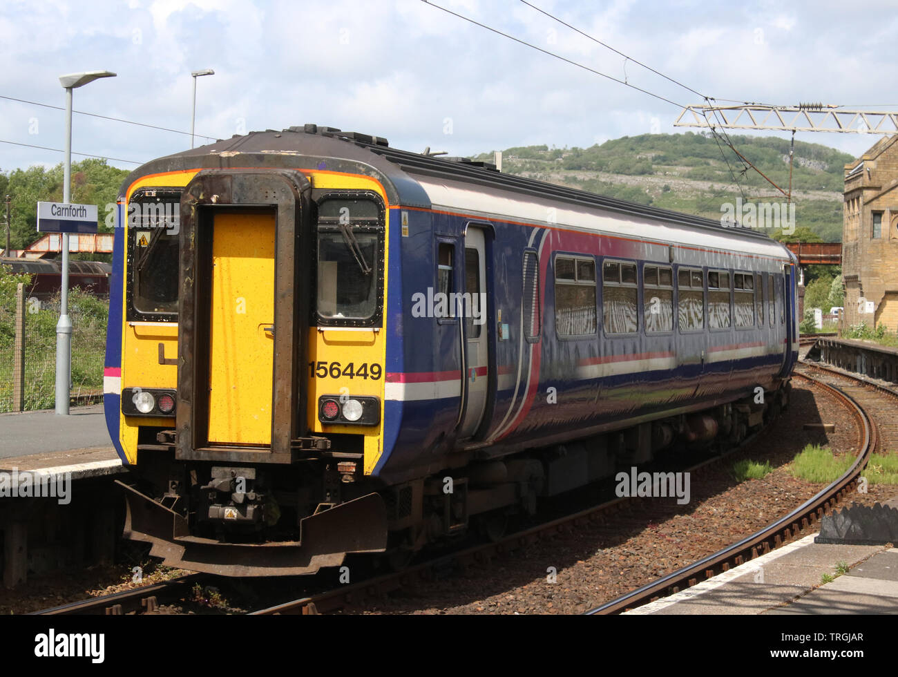 Classe 156 DMU, nella vecchia Scotrail Barbie livrea con branding Scotrail rimosso, sul servizio del Nord a Carnforth con un treno passeggeri il 3 giugno 2019. Foto Stock