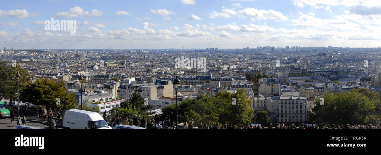 Vista panoramica guardando verso sud dall'approccio alla Cattedrale Sacre Coeur, Montmartre, Parigi, Francia Foto Stock