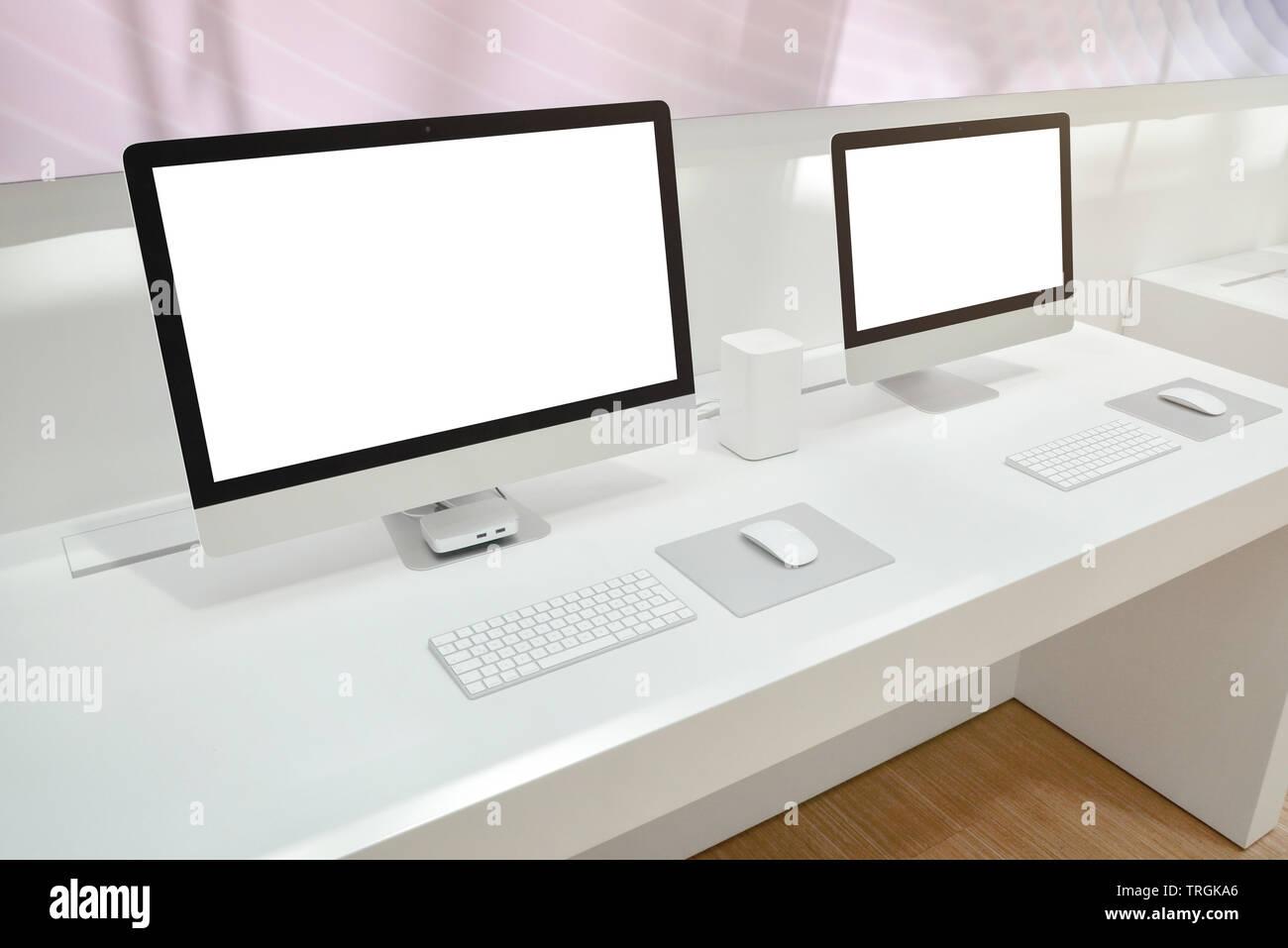 Due computer con schermi isolato per mockup sulla scrivania in ufficio. Foto Stock