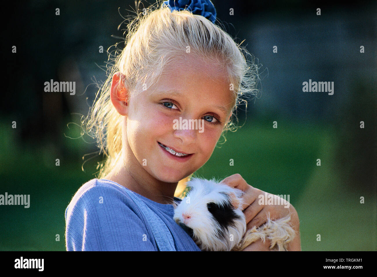 Ragazza giovane con la guinea pig Foto Stock