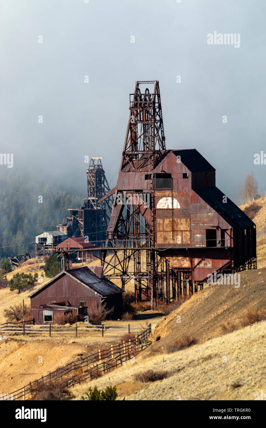 Miniere e alberi creano i fantasmi di figure in miniera abbandonata paese vicino a Cripple Creek Colorado Foto Stock