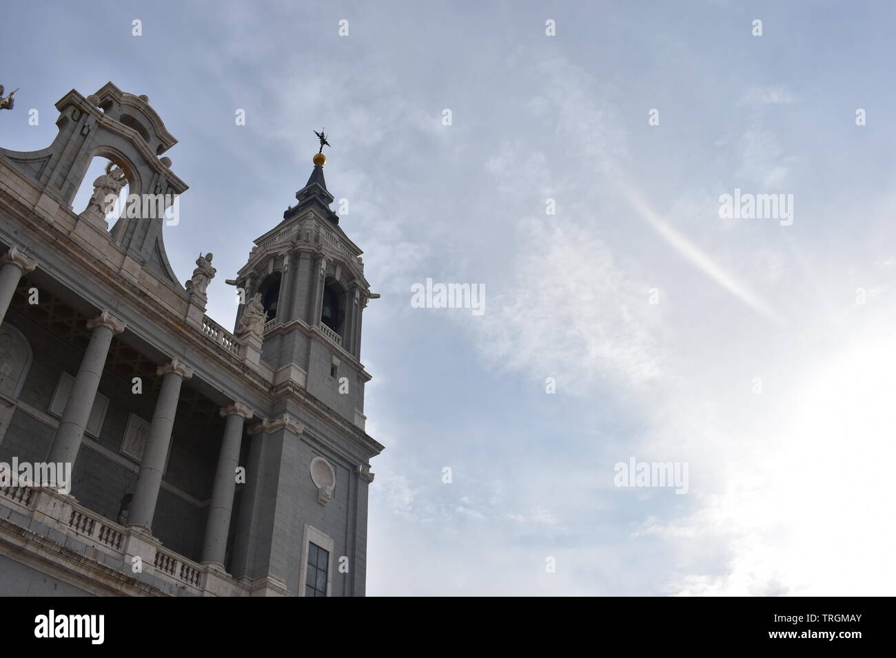 Vista prospettica della parte superiore della facciata e la torre di destra della cattedra di Almudena Foto Stock