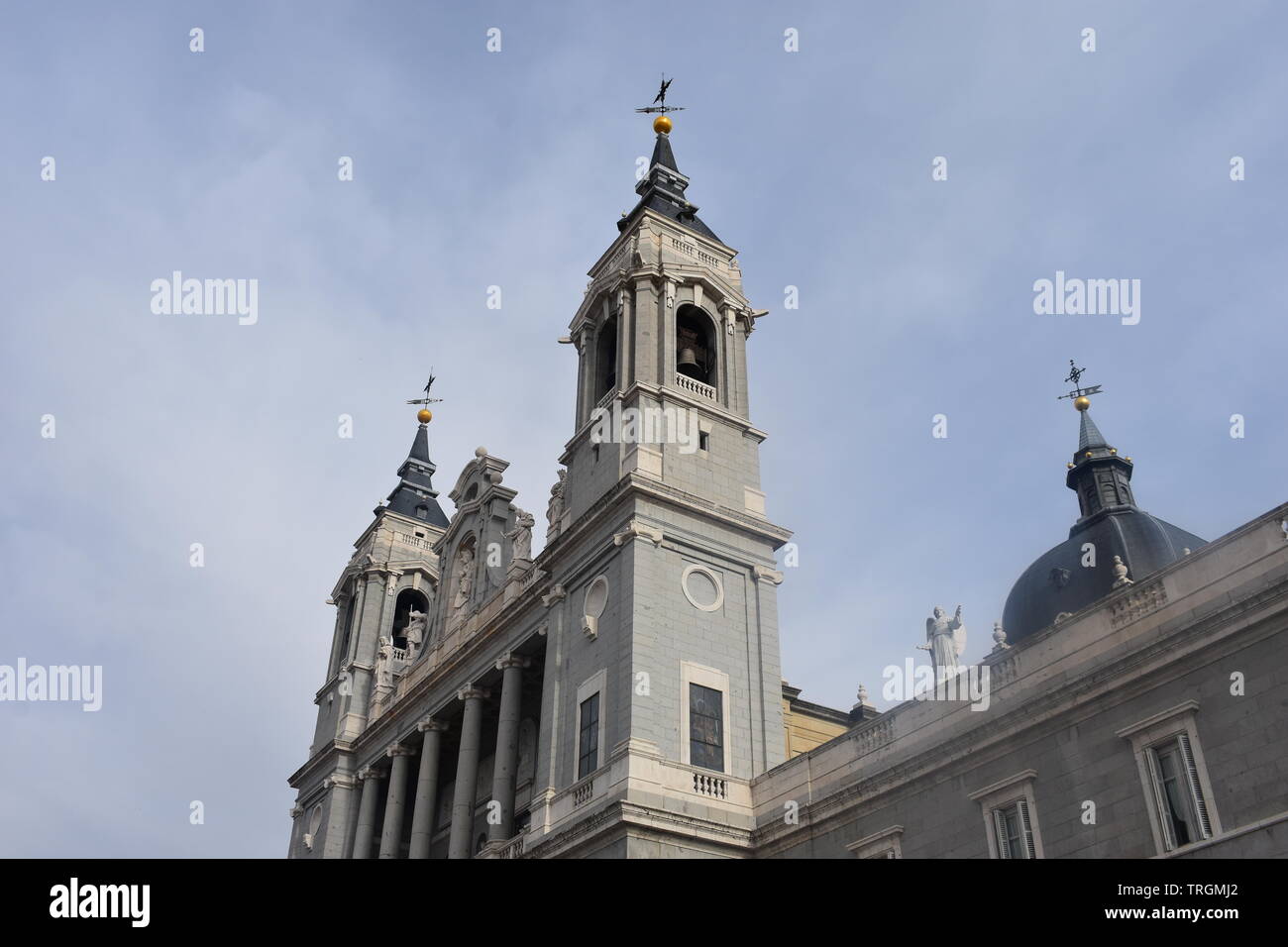 Fotografia in prospettiva delle torri della cattedrale di Almudena presa dal lato destro Foto Stock