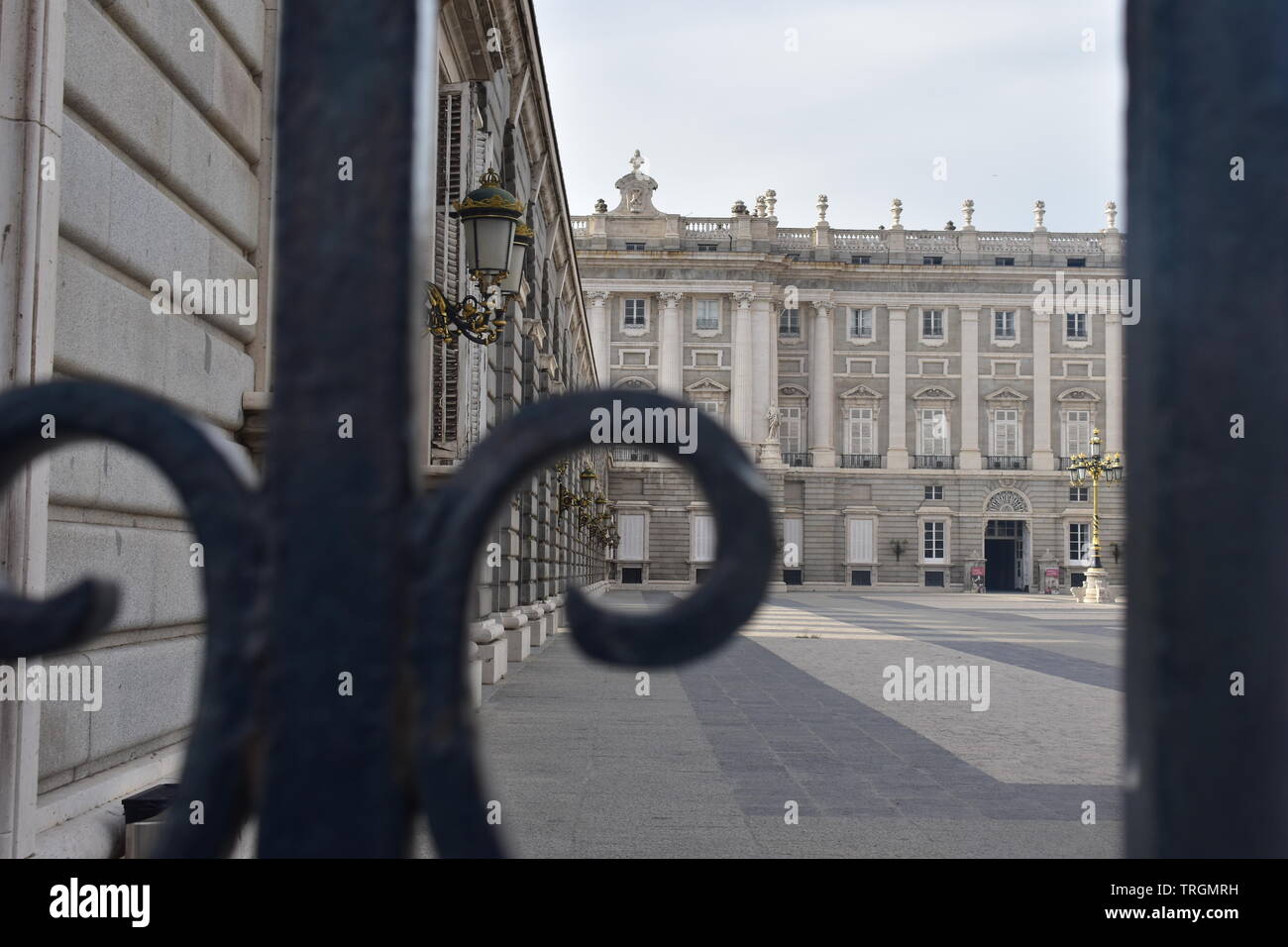 Fotografia del lato sinistro della plaza de la Armeria presi dalla recinzione in ferro ingresso Foto Stock