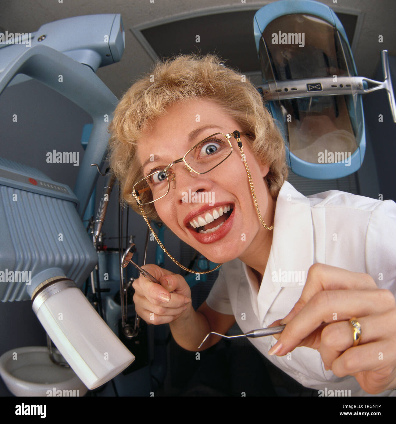 Dentista femmina cercando nella mia bocca Foto Stock