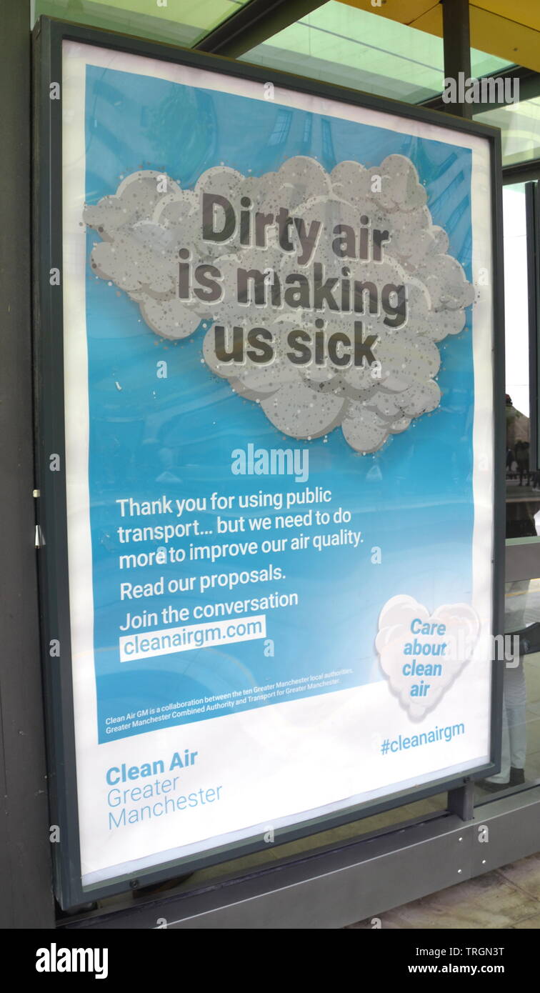 Poster rilasciato da Greater Manchester pulire il piano di aria in corrispondenza di una fermata del tram a Manchester Regno Unito Foto Stock